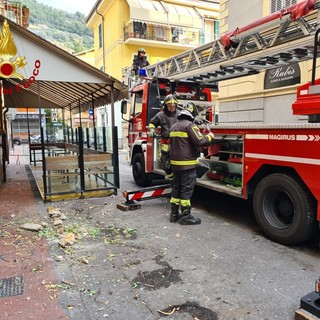 Ventimiglia, intonaci pericolanti: zona messa in sicurezza dai vigili del fuoco (foto e video)