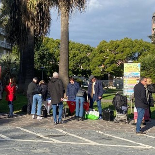 Utenti e cittadini in piazza per protestare contro i disservizi di Rivieracqua (foto e video)