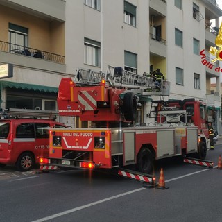 Insegna pericolante a San Bartolomeo al Mare, intervento dei Vigili del Fuoco (foto)