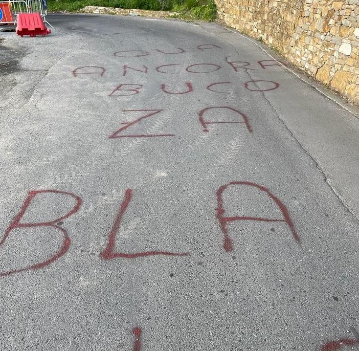 Diano Marina, una buca in curva tra Calderina e Imperia crea una situazione pericolosa (foto)