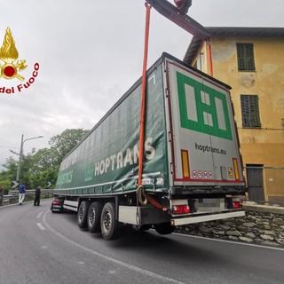 Camion si incastrano in una curva a Nava: Statale 28 liberata dai vigili del fuoco (foto e video)