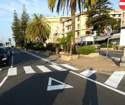 Sanremo: nuova segnaletica orizzontale in centro, partiti i lavori (foto)