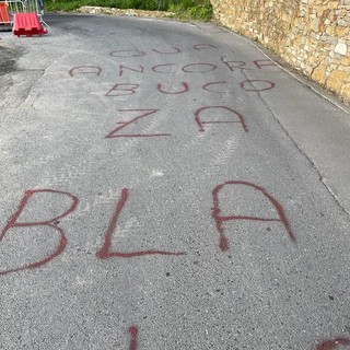 Diano Marina, una buca in curva tra Calderina e Imperia crea una situazione pericolosa (foto)