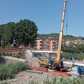 Imperia, gru in azione per la posa della campata del nuovo ponte di Piani (foto)