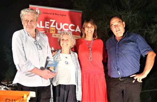 Riva Ligure: ieri sera in piazza Ughetto la presentazione del nuovo libro di Gianni Farinetti (Foto e Video)