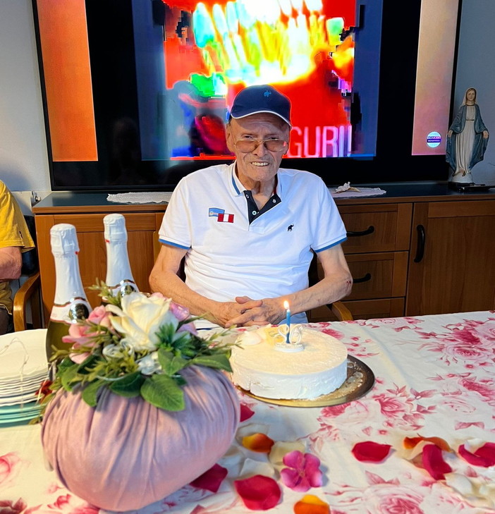 Apricale: alla residenza 'Anselmo Pisano' la festa per gli 86 anni dell'ex sindaco Roberto Pizzio (Foto)