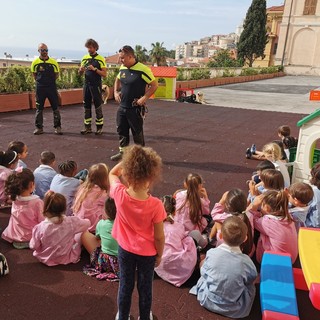 Imperia, esercitazione gruppo cinofili vigili del fuoco per i bambini della Littardi (foto)