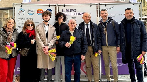 Sanremo: un muro di riflessione e rametti di mimosa per la Giornata delle Donne (foto)