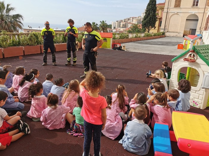 Imperia, esercitazione gruppo cinofili vigili del fuoco per i bambini della Littardi (foto)