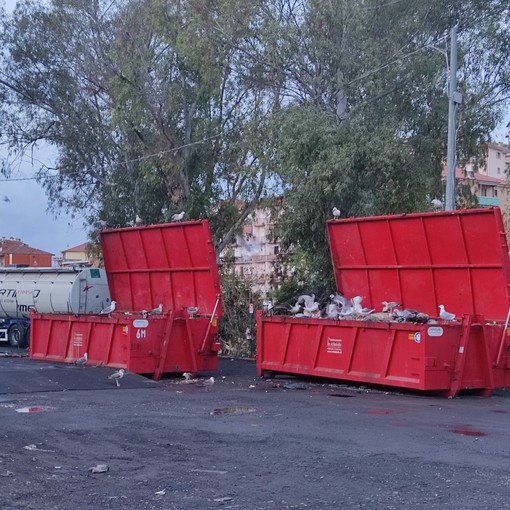 Discarica a cielo aperto in pieno centro a Imperia, protestano i residenti: “Si trovi un sito più idoneo o si tenga pulito” (foto)