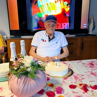 Apricale: alla residenza 'Anselmo Pisano' la festa per gli 86 anni dell'ex sindaco Roberto Pizzio (Foto)