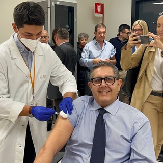 Il presidente della Regione Giovanni Toti si vaccina contro l’influenza