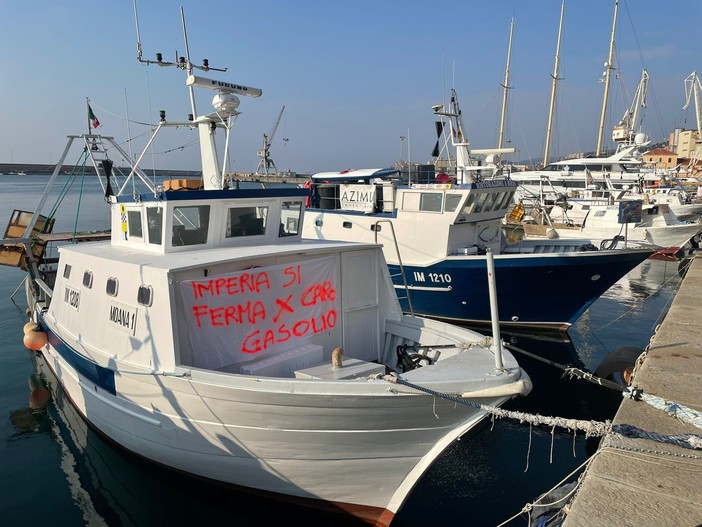 Costi alle stelle del carburante: pescatori di Imperia e Sanremo in sciopero, Servetti (Legacoop): “Chiesti interventi” (Foto)