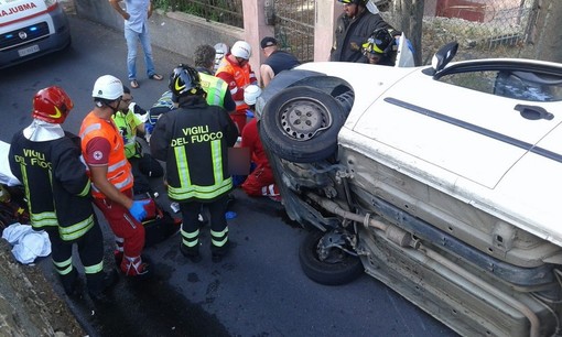 Diano Gorleri: si capotta con l'auto, viene estratto dai Vigili del Fuoco e portato al 'Santa Corona' (Foto e Video)