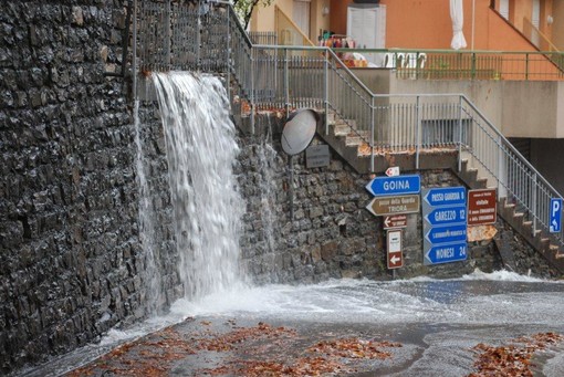 Triora: frana sulla strada provinciale con situazione critica nei pressi del municipio e dell'ex cinema (foto)