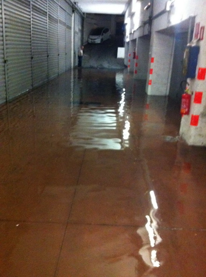 Sanremo: si rompe un tubo, mezzo metro d'acqua stanotte in un garage di via Galileo Galilei