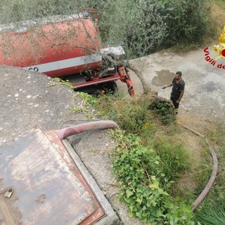 Vessalico: nell'entroterra oggi due viaggi dell'autobotte dei Vigili del Fuoco per rifornimento d'acqua (Foto)