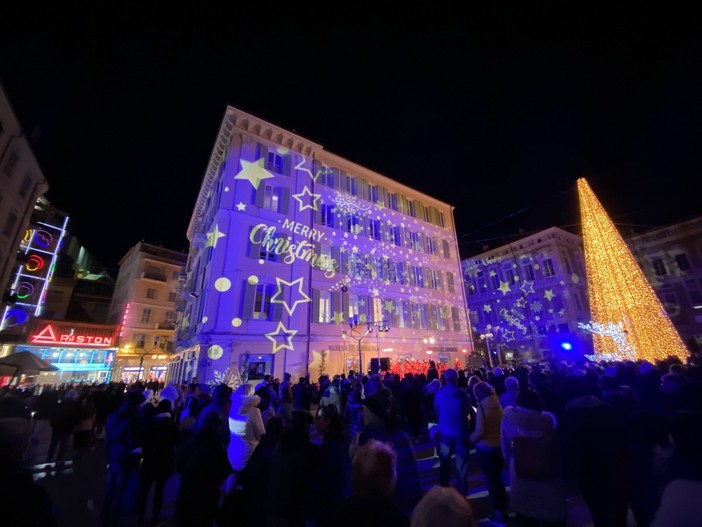 La festa per l'accensione dell'albero di Natale in piazza Borea D'Olmo nel 2022