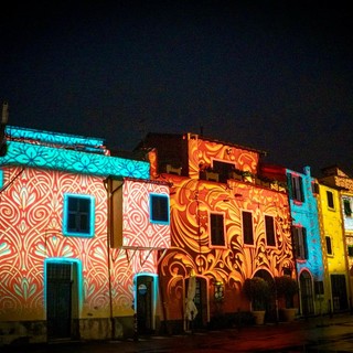 Riva Ligure: accese le luminarie natalizie, grande novità con le proiezioni in piazza Ughetto e Matteotti
