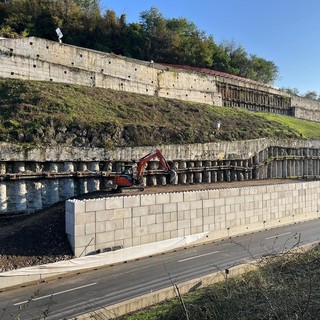 Il muro di contenimento realizzato per contenere il movimento franoso registrato al km 86, in territorio di Priero