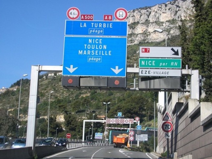 Giocatore del Nizza Calcio minaccia di gettarsi da un ponte dell'autostrada francese A8