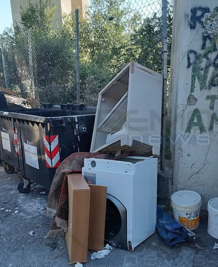 Sanremo: abbandono di rifiuti in frazione San Giovanni, la nuova protesta dei residenti (Foto)