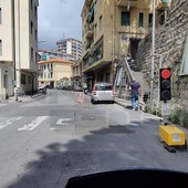 Sanremo: asfalti da rifare e ritardi, in via Galilei semaforo da una settimana ma da lunedì i lavori (Foto)