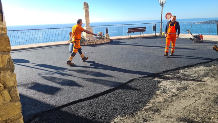 Ventimiglia: manutenzione urbana, nuovo asfalto in piazza degli Angeli Custodi a Grimaldi