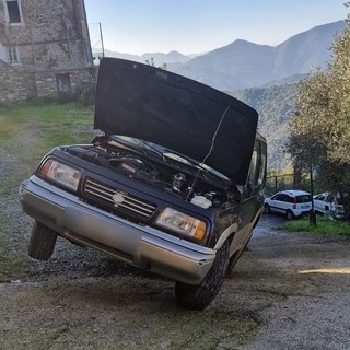 Perinaldo: rischia di capottarsi con l'auto, pronto intervento di un agente della Municipale e di un volontario (Foto)