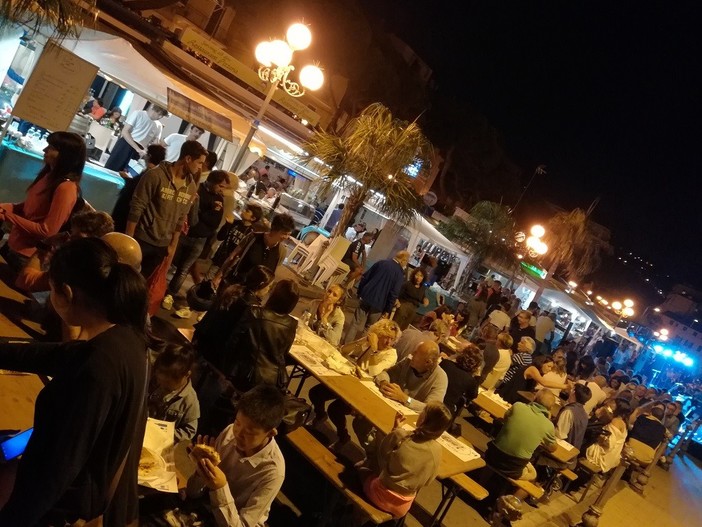 Sanremo: 'A tavola sul porto vecchio' ottima partenza con tantissime persone, stasera il bis (Foto)