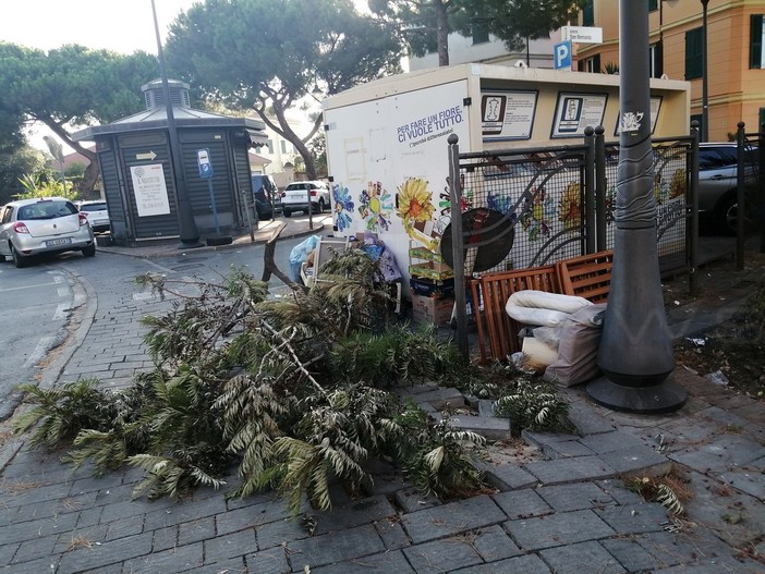 Sanremo: gli 'incivili' sempre più maleducati, piazza San Bernardo invasa dai rifiuti (Foto)