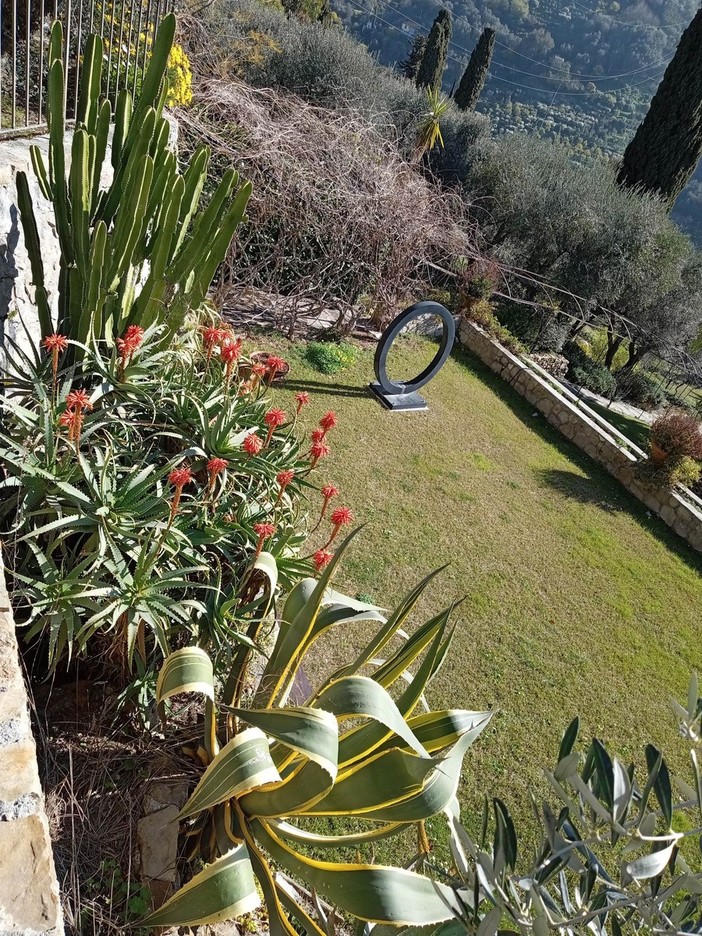 Bordighera, “Arte in Fiore” in mostra nel giardino di Irene Brin a Sasso (Foto)