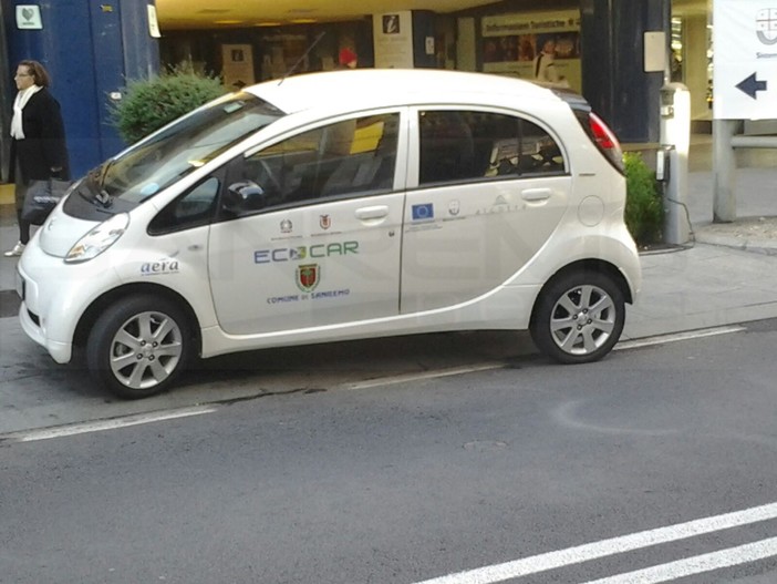 Sanremo: riattivate le colonnine per la 'ricarica' delle auto elettriche di fronte al Comune ed al Palafiori (Foto)