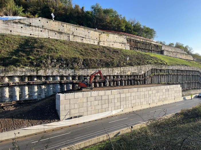 Il muro di contenimento realizzato per contenere il movimento franoso registrato al km 86, in territorio di Priero