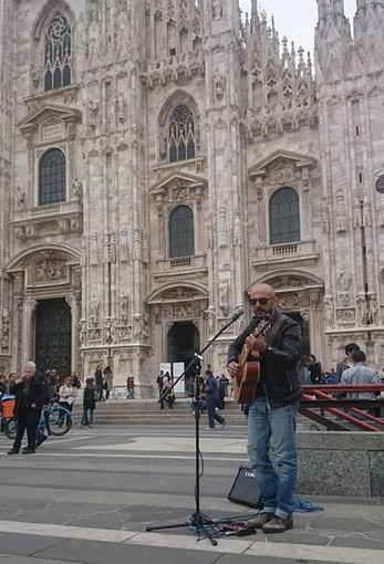 Dalle vie di Sanremo a piazza Duomo a Milano, il cantautore Amedeo Grisi in 'trasferta' in Lombardia
