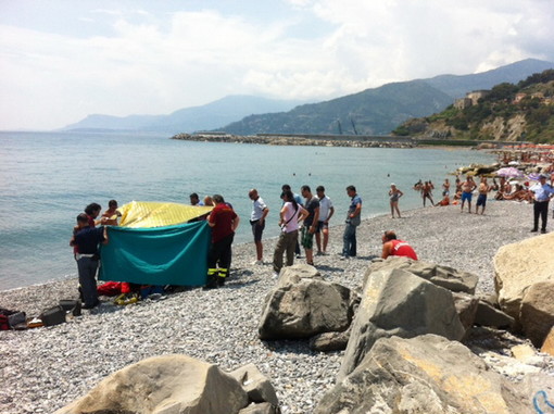 Ventimiglia: si butta in acqua per fare il bagno e muore annegato, inutili i tentativi di salvarlo