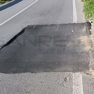 Ventimiglia: lavori eseguiti male sulla strada per Bevera, grosse buche e pericoli per chi transita (Foto)