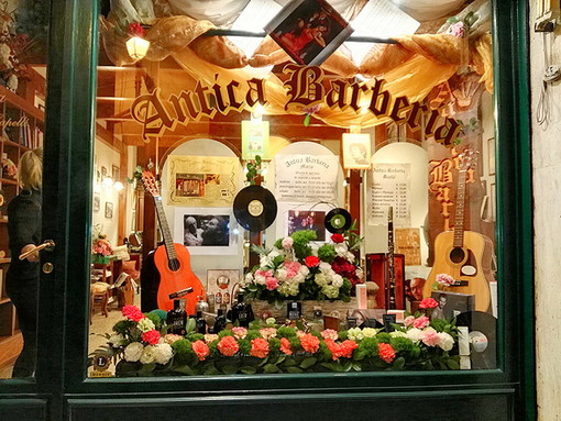 Alla 'Antica Barberia Maria' di via Capitan Pesante omaggio al &quot;66° Festival della Canzone Italiana&quot;