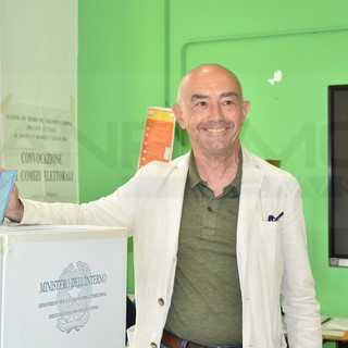 Sanremo: al voto nel seggio numero 39 di corso Cavallotti il candidato a sindaco Alessandro Mager (Foto)