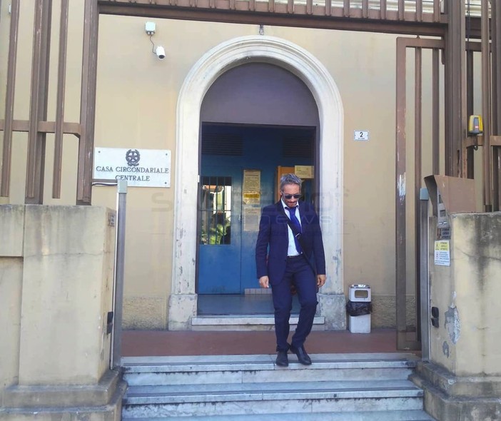 L'avvocato Marco Noto all'uscita dal carcere