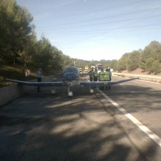 Aereo da turismo in avaria atterra sull'Autostrada in Costa Azzurra: incolumi gli occupanti