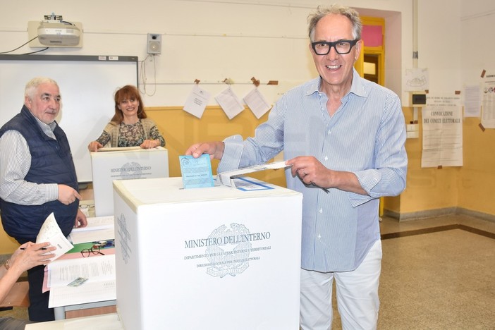Sanremo: aperti alle 15 i seggi, ultimo voto da sindaco per Alberto Biancheri in coda in via Panizzi (Foto)