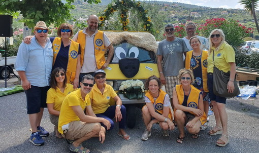 Il Lions Club Bordighera Otto Luoghi con la sua 'Ape Can' all'Ape in Fiore a Vallebona