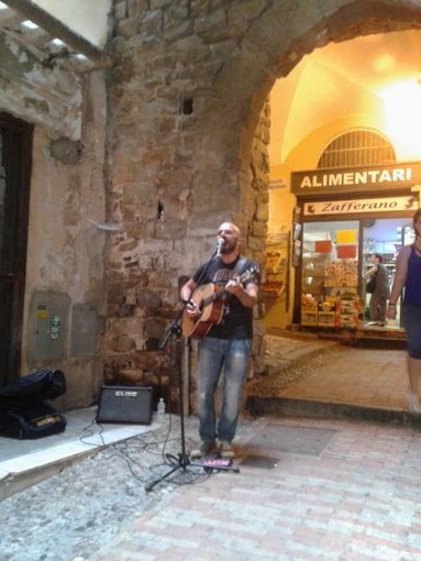 Sanremo: dopo la rissa di ieri Amedeo Grisi torna a suonare nella Pigna, il grazie del locale CdQ