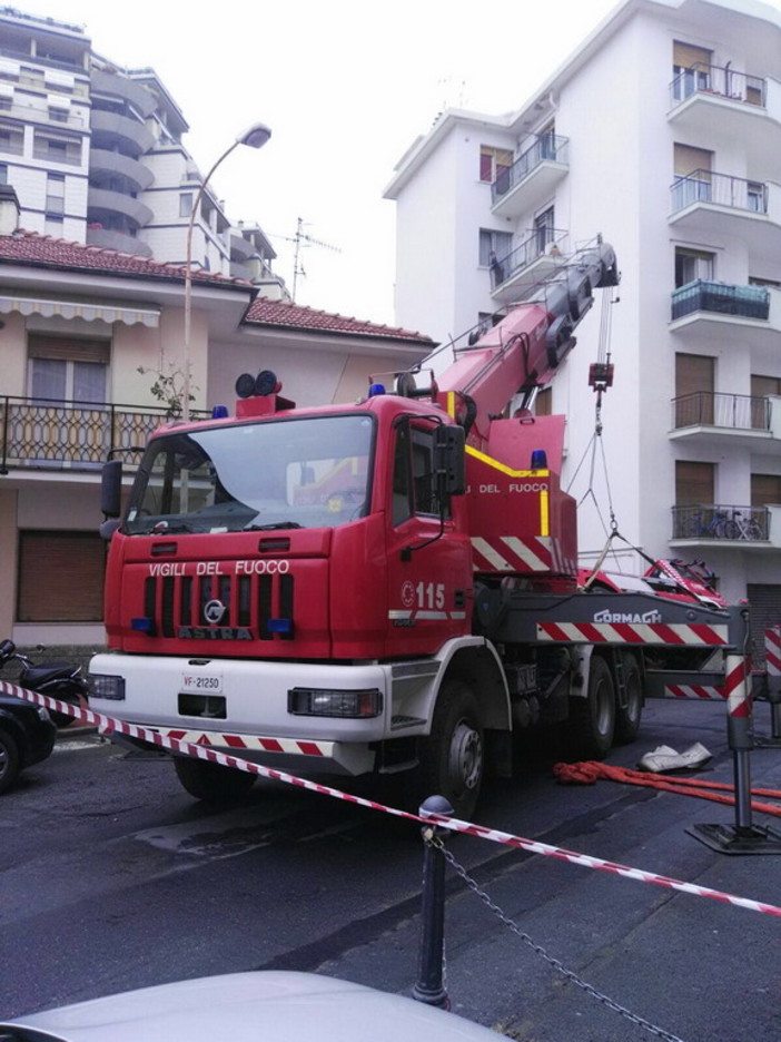 Arma di Taggia: rimessa in sesto la piattaforma dei Vigili del Fuoco che stamattina ha rischiato il ribaltamento (Foto e Video)