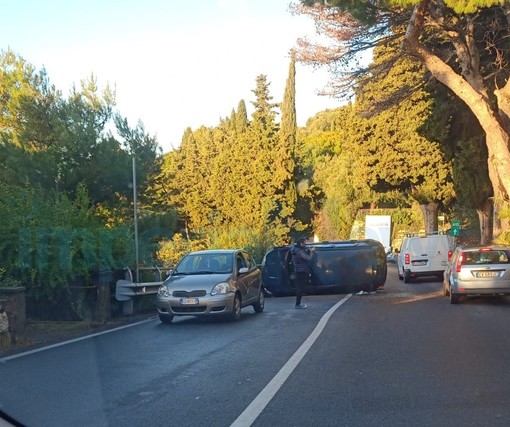 Imperia: auto si capotta sul Capo Berta, illeso il conducente ma traffico rallentato (Foto)