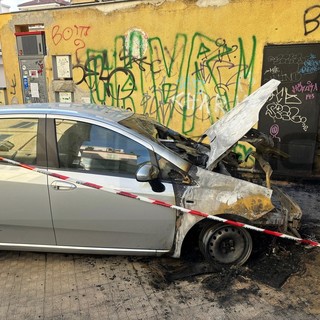 Sanremo: auto a fuoco ieri sera in via Volturno, intervento dei Pompieri e indagini in atto (Foto)