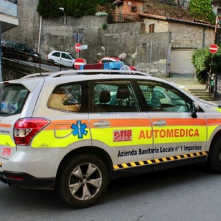 Sanremo: cadono con la moto e finiscono fuoristrada in frazione Verezzo, in due portati in ospedale