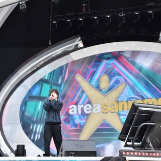 Area Sanremo è 'on stage': i vincitori dell'ultima edizione si esibiscono sul palco di piazza Colombo (Foto e Video)