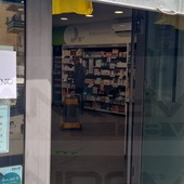 Sanremo: allagata la Farmacia Colombo di via Galilei, personale e volontari al lavoro si riapre sabato (Foto)